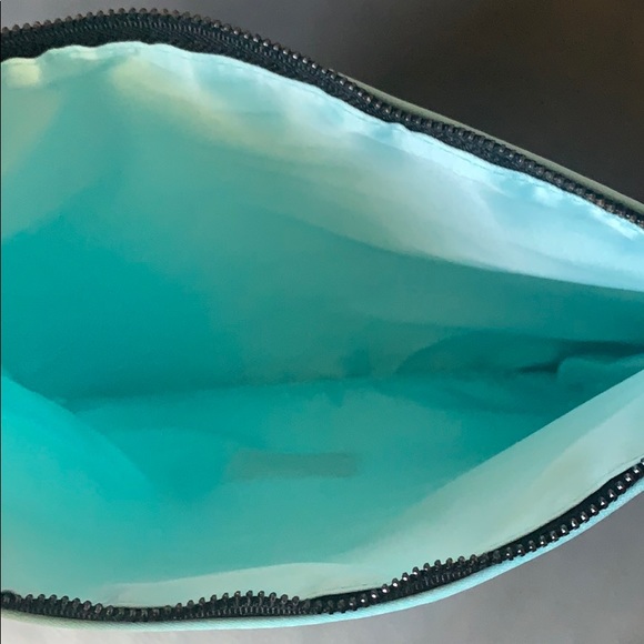 Gucci Silk Cosmetics Pouch new without tag - Picture 3 of 4